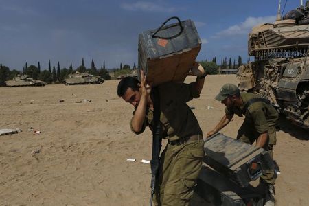 © Reuters. مسؤول: إسرائيل قبلت اقتراح هدنة إنسانية مدتها 72 ساعة في غزة