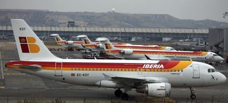 © Reuters. An Iberia passenger plane taxis on the tarmac of Madrid's Barajas airport