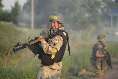 © Reuters. Members of Ukrainian self-defence battalion "Donbass" are seen at their positions near the town of Pervomaysk