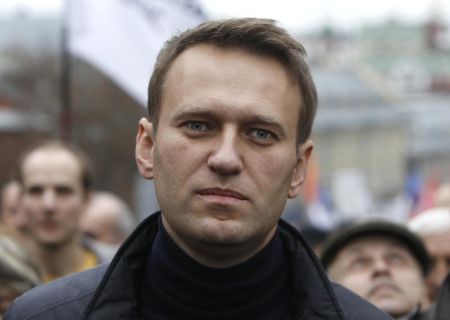 © Reuters. Russian opposition leader Alexei Navalny walks during an opposition rally in Moscow