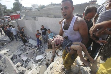 © Reuters. مستشفى : مقتل 40 على الاقل في قصف اسرائيلي لغزة