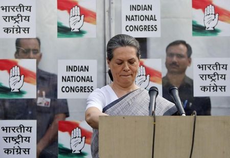 © Reuters. Congress party chief Sonia Gandhi speaks during a news conference in New Delhi