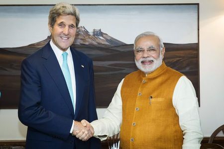 © Reuters. Secretário de Estado dos EUA, John Kerry, e primeiro-ministro da Índia, Narendra Modi, em Nova Délhi