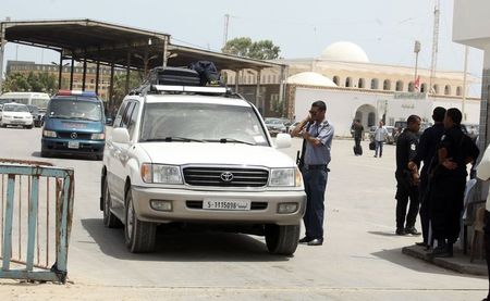 © Reuters. قوات تونسية تطلق الغاز لمنع مصريين فارين من ليبيا من دخول البلاد