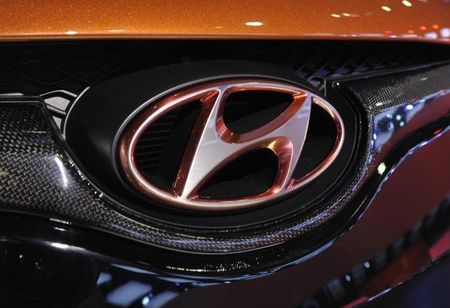 © Reuters. Detail view of the Hyundai logo on their Veloster model shown during the final press preview day for the North American International Auto Show in Detroit