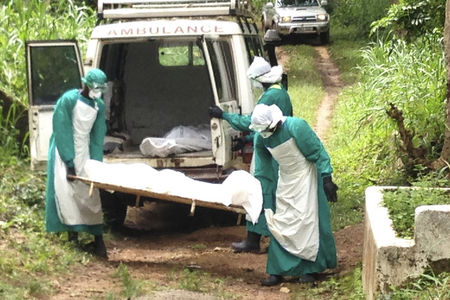 © Reuters. Funcionários de equipe de saúde carregam corpo de vítima do Ebola em Serra Leoao