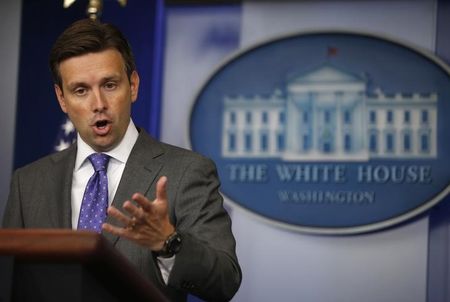 © Reuters. Porta-voz da Casa Branca Josh Earnest durante coletiva de imprensa em Washington