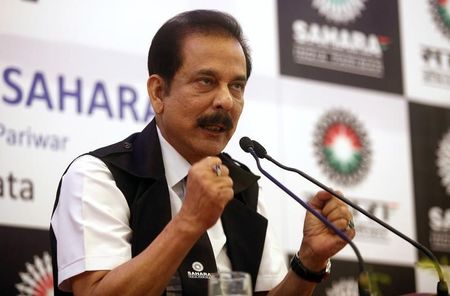 © Reuters. Sahara Group Chairman Subrata Roy gestures as he speaks during a news conference in Kolkata