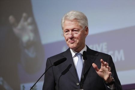 © Reuters. Former U.S. President Bill Clinton gives a keynote address at a conference on "inclusive capitalism" in London