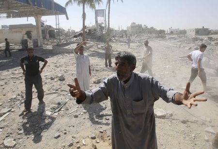 © Reuters. Cincuenta muertos tras dar por concluida Israel la tregua en Gaza