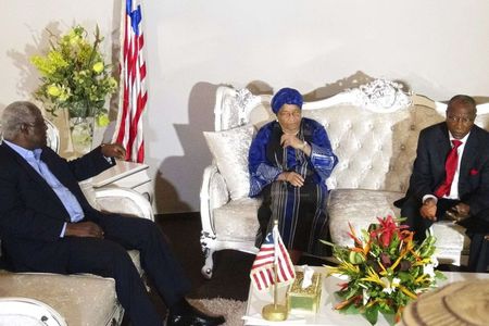 © Reuters. Presidentes de Serra Leoa, Libéria e Guiné durante entrevista coletiva sobre o surto de Ebola na África