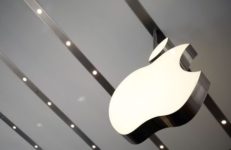 © Reuters. Apple logo is pictured inside the newly opened Omotesando Apple store at a shopping district in Tokyo