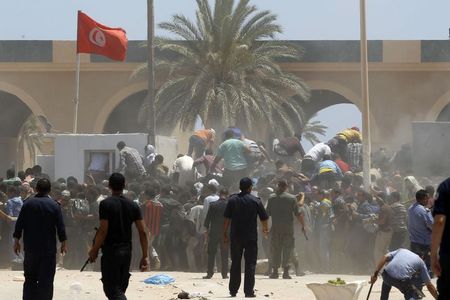 © Reuters. تونس تحث رعاياها على مغادرة ليبيا في أقرب وقت لتدهور الوضع الأمني