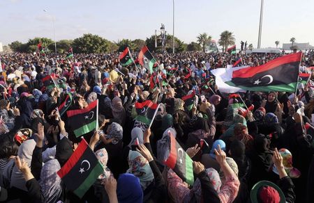 © Reuters. محتجون في مدينة بنغازي ينظمون مسيرة ضد المتشددين
