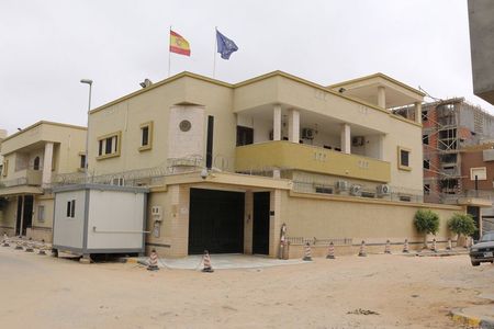 © Reuters. بريطانيا تقرر اغلاق سفارتها في ليبيا وسحب طاقمها الدبلوماسي
