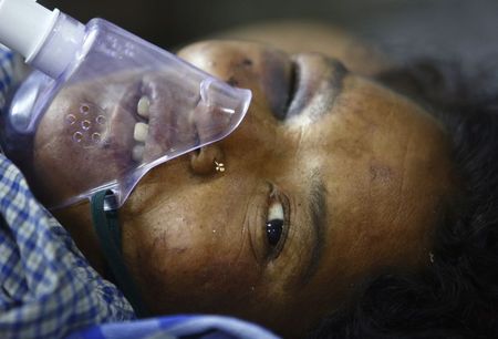 © Reuters. انهيار أرضي يقتل 8 في نيبال ويسد نهرا وسط مخاوف من فيضانات