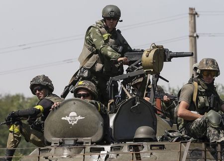 © Reuters. روسيا تقول إن الاتحاد الأوروبي رفع دون إعلان حظرا على أسلحة لأوكرانيا