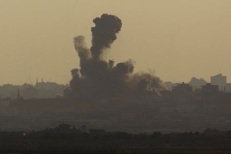 © Reuters. الجيش الإسرائيلي :العسكري الإسرائيلي الذي يخشى أن تكون حماس خطفته قتل في العمليات
