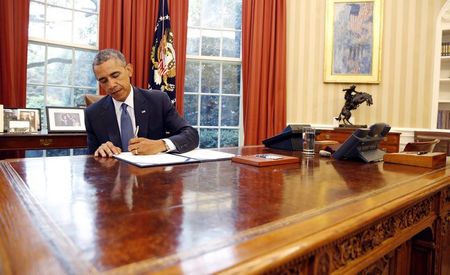 © Reuters. Obama signs into law S. 517, Unlocking Consumer Choice and Wireless Competition Act, at the White House in Washington