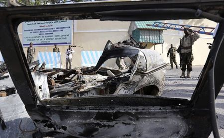 © Reuters. مقتل ثلاث نساء وإصابة سبعة في انفجار قنبلة بالعاصمة الصومالية