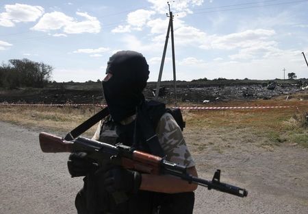 © Reuters. مدينة أوكرانية تخزن المؤن فيما يلوح حصار طويل في الأفق