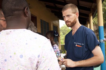 © Reuters. El médico estadounidense contagiado de ébola está mejorando