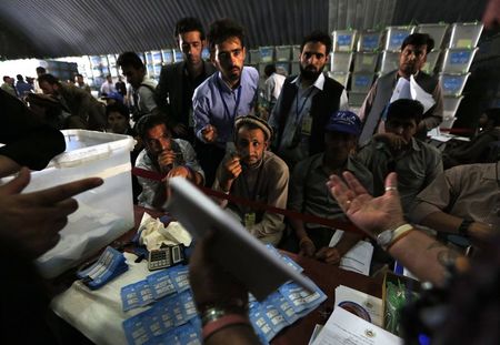 © Reuters. تصاعد أزمة نتائج الانتخابات الرئاسية في افغانستان بعد مزاعم جديدة بالتزوير