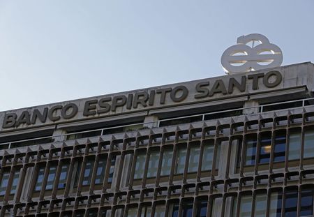 © Reuters. The logo of Portuguese bank Banco Espirito Santo (BES) is seen at their headquarters in downtown Lisbon