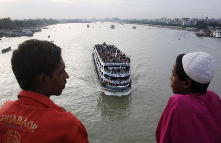 © Reuters. Vuelca un ferry con 200 pasajeros en Bangladesh