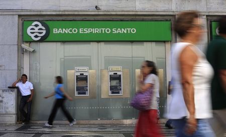© Reuters. People walk past an office of Portuguese bank BES in downtown Lisbon