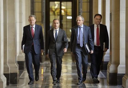 © Reuters. Spencer Dale, Governor Mark Carney, Jon Cunliffe and Andrew Bailey arrive to release the Financial Stability Report, at the Bank of England in London