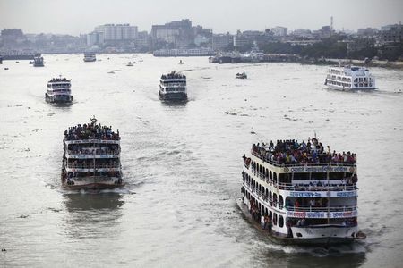 © Reuters. Un centenar de desaparecidos tras volcar un ferry en Bangladesh