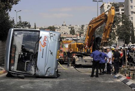 © Reuters. Ônibus tombado por uma escavadeira em Jerusalém 