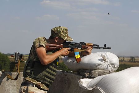 © Reuters. Soldado ucraniano testa tiro perto da cidade de Debaltseve, na região de Donetsk