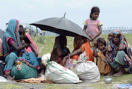 © Reuters. Desabrigados em campo de refúgio no leste da Índia, onde mais de 400 mil pessoas sofrem risco de alagamento após deslizamento de terro no vizinho Nepal