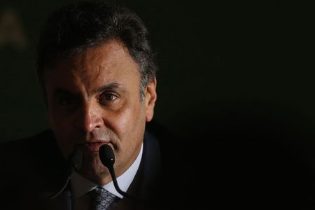 © Reuters. Candidato a presidente pelo PSDB, Aécio Neves, durante sabantina na Confederação Nacional da Indústria, em Brasília 