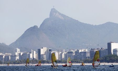 © Reuters. Velejadores participam do primeiro evento-teste para os Jogos Olímpicos Rio 2016, na Baía de Guanabara