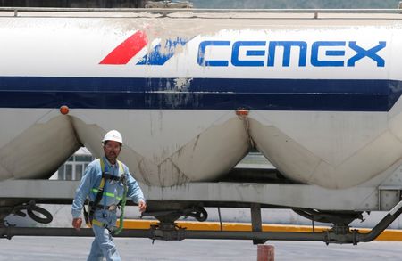 © Reuters. La UE aprobará el plan de Cemex de comprar unidades españolas en Holcim  