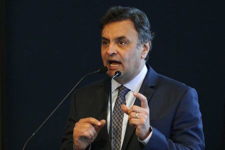 © Reuters. Candidato do PSDB à Presidência, Aécio Neves, durante evento na Confederação Nacional da Indústria em Brasília