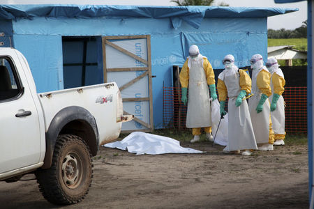 © Reuters. Sierra Leona y Liberia despliegan tropas para contener el brote del ébola