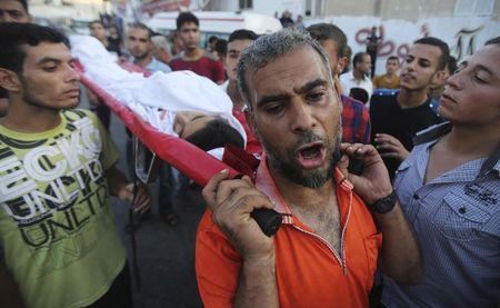 © Reuters. Israelíes y palestinos reanudan hostilidades, violencia impacta a Jerusalén