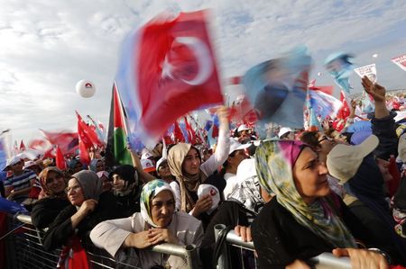 © Reuters. Comício eleitoral de Erdogan