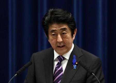 © Reuters. Japan's PM Abe speaks during a news conference at his official residence in Tokyo