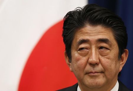 © Reuters. رئيس وزراء اليابان يقول انه سيجري تعديلا وزاريا في الاسبوع الاول من سبتمبر