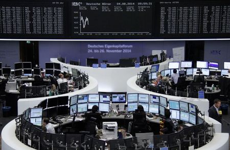 © Reuters. Traders are pictured at their desks in front of the DAX board at the Frankfurt stock exchange