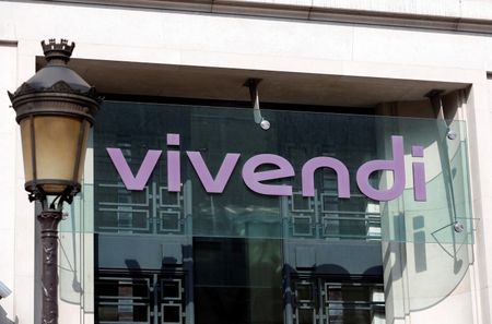 © Reuters. The Vivendi logo is pictured at the main entrance of the entertainment-to-telecoms conglomerate headquarters in Paris