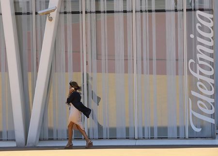 © Reuters. El Ibex abre casi plano, Telefónica cae tras oferta por brasileña GVT