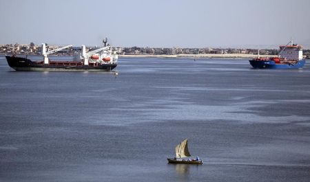 © Reuters. Barco de pesca e navios no Canal de Suez perto de Ismailia, no Egito