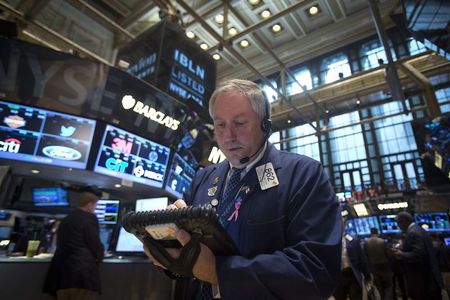 © Reuters. A trader works on the floor of the New York Stock Exchange in New York