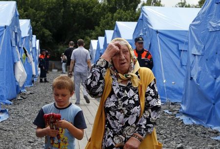 © Reuters. Refugiados ucraninaos em um acampamento provisório montado na cidade russa de Novoshakhtinsk, na região de Rostov, próxima à fronteira entre Ucrânia e Rússia